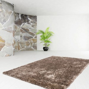 Taupefarbener Hochflorteppich Dallas, 200x290 cm, im Raum. Flauschiger Shaggy-Teppich für Wohnzimmer.