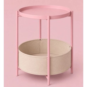 Runder rosa Beistelltisch mit beige Stoffkorb. Moderner Nachttisch mit Ablage und Stauraum für Wohnzimmer.