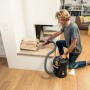 Mann saugt Asche mit dem Kärcher Aschesauger AD 2 Battery aus einem Kamin.