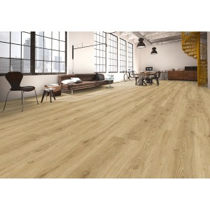 Heller Click-Vinylboden Eiche Loft im Wohnraum mit Möbeln und großen Fenstern.
