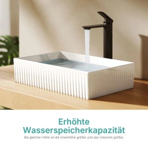 Weißes rechteckiges Keramik Aufsatzwaschbecken mit geriffelten Seiten auf Holzplatte. Wasser fließt aus schwarzem Hahn. Modernes Bad.