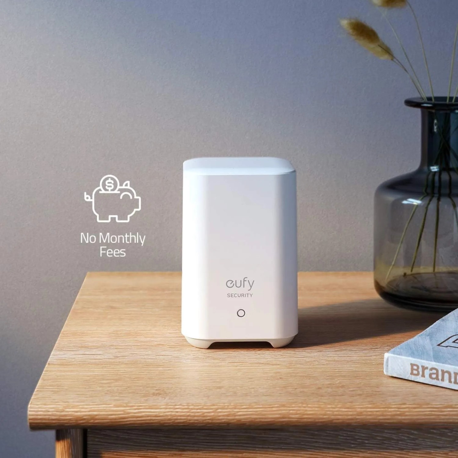 Eufy HomeBase des 5-teiligen Alarm-Sets auf einem Tisch. Kameraüberwachung ohne Abo-Gebühren.