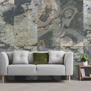 Check Echtstein-Paneel Real Stone Patina Schiefer an einer Wohnzimmerwand. Dekorative Naturstein-Verblender für Innenräume.