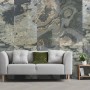 Check Echtstein-Paneel Real Stone Patina Schiefer an einer Wohnzimmerwand. Dekorative Naturstein-Verblender für Innenräume.