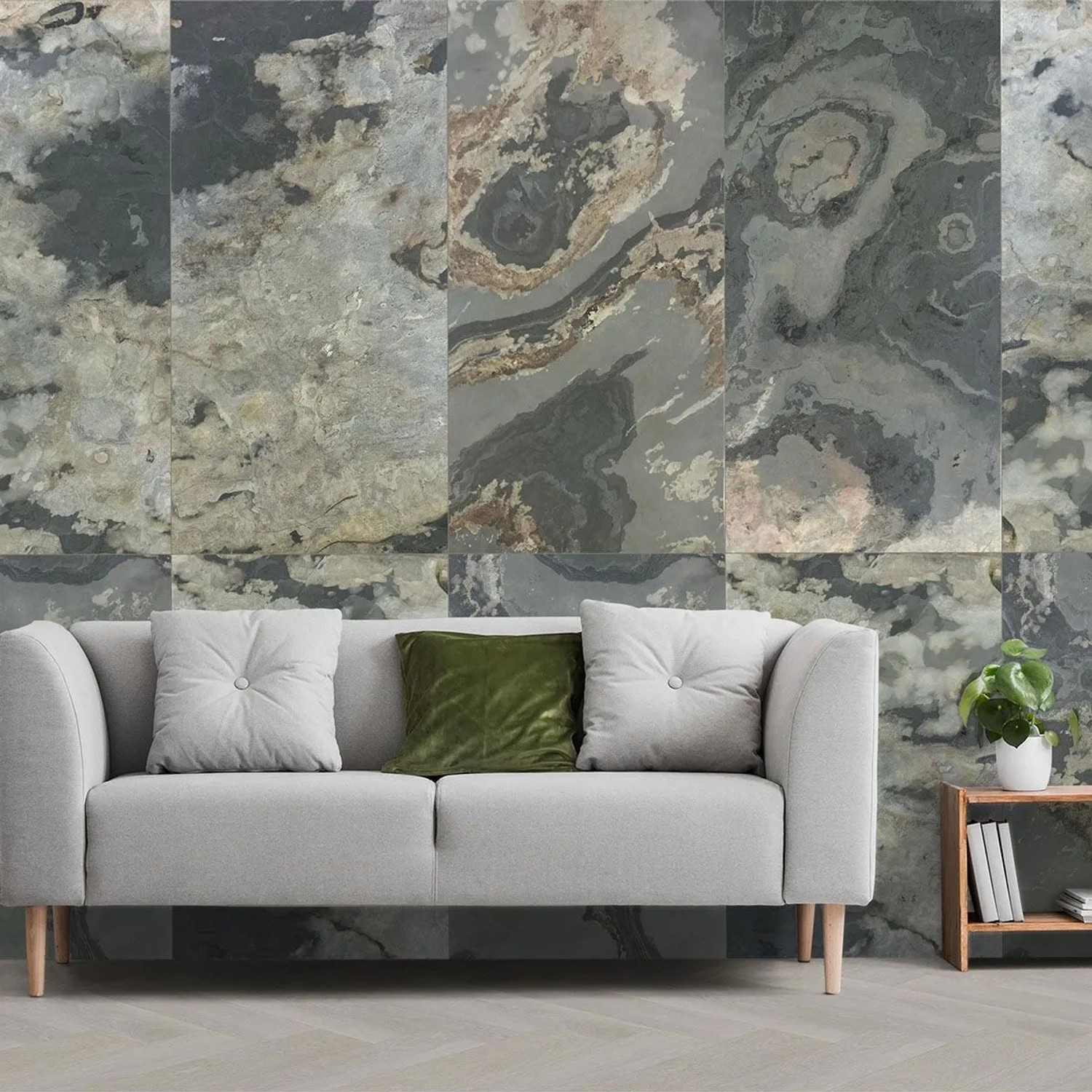 Check Echtstein-Paneel Real Stone Patina Schiefer an einer Wohnzimmerwand. Dekorative Naturstein-Verblender für Innenräume.