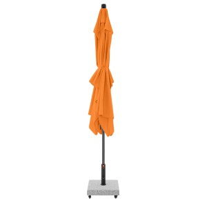 Geschlossener, orangefarbener Doppler Mittelmastschirm myZone Auto Tilt, 300x200 cm, mit grauem Schirmständer.