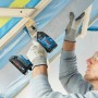 Bosch Professional Akku-Drehschlagschrauber GDR 18V-210 C im Einsatz beim Schrauben.