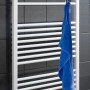 2er Set Wenko Haken für Handtuchheizkörper, Chrom, mit blauem Handtuch.