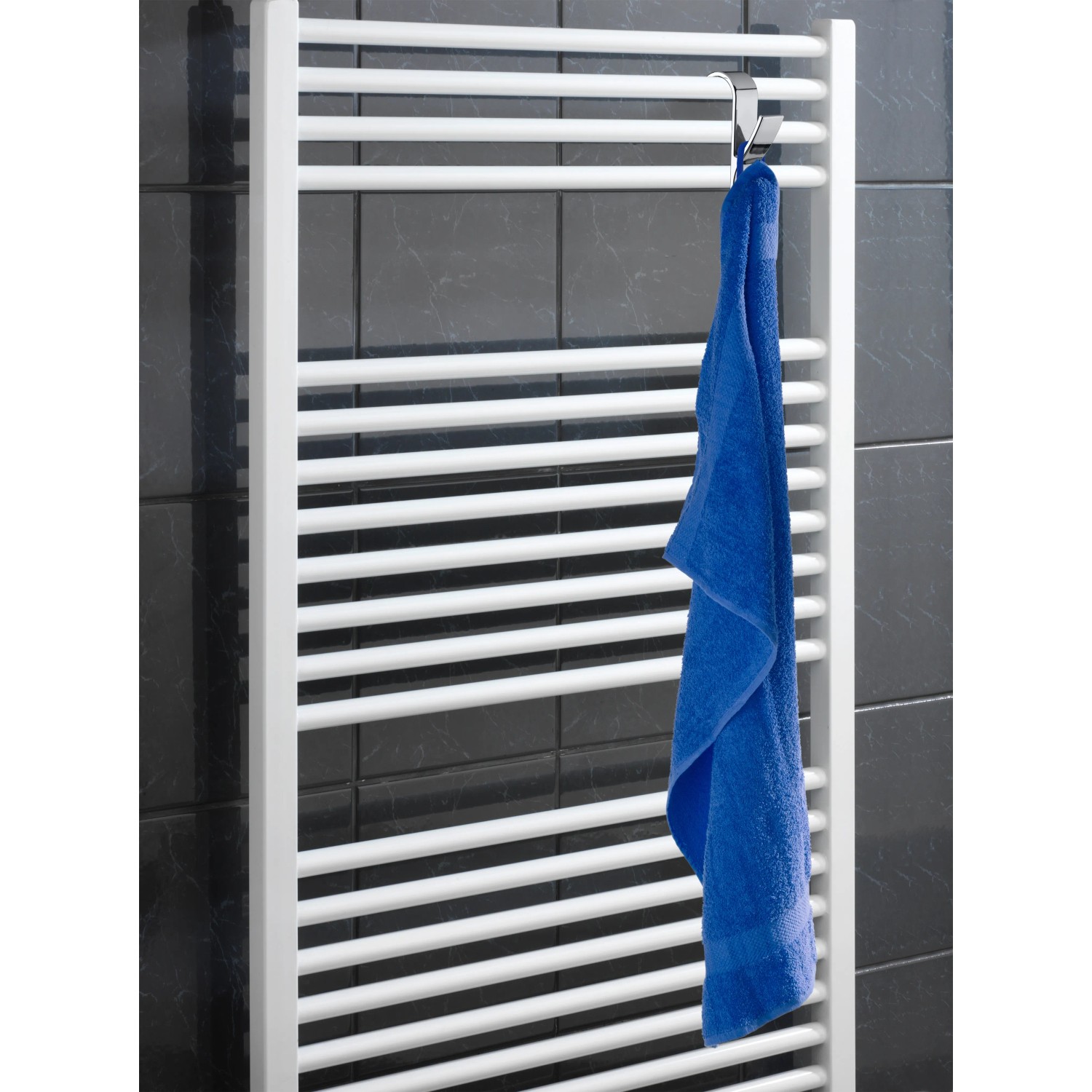 2er Set Wenko Haken für Handtuchheizkörper, Chrom, mit blauem Handtuch.