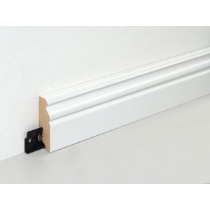 Weiße FN Neuhofer Sockelleiste FU065L aus MDF mit Clip-Montage an Wand und Boden.