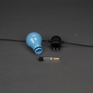 Konstsmide LED-Lichterkette Pastell: Einzelne blaue Birne, Fassung und Ersatzbirne auf grauem Grund.