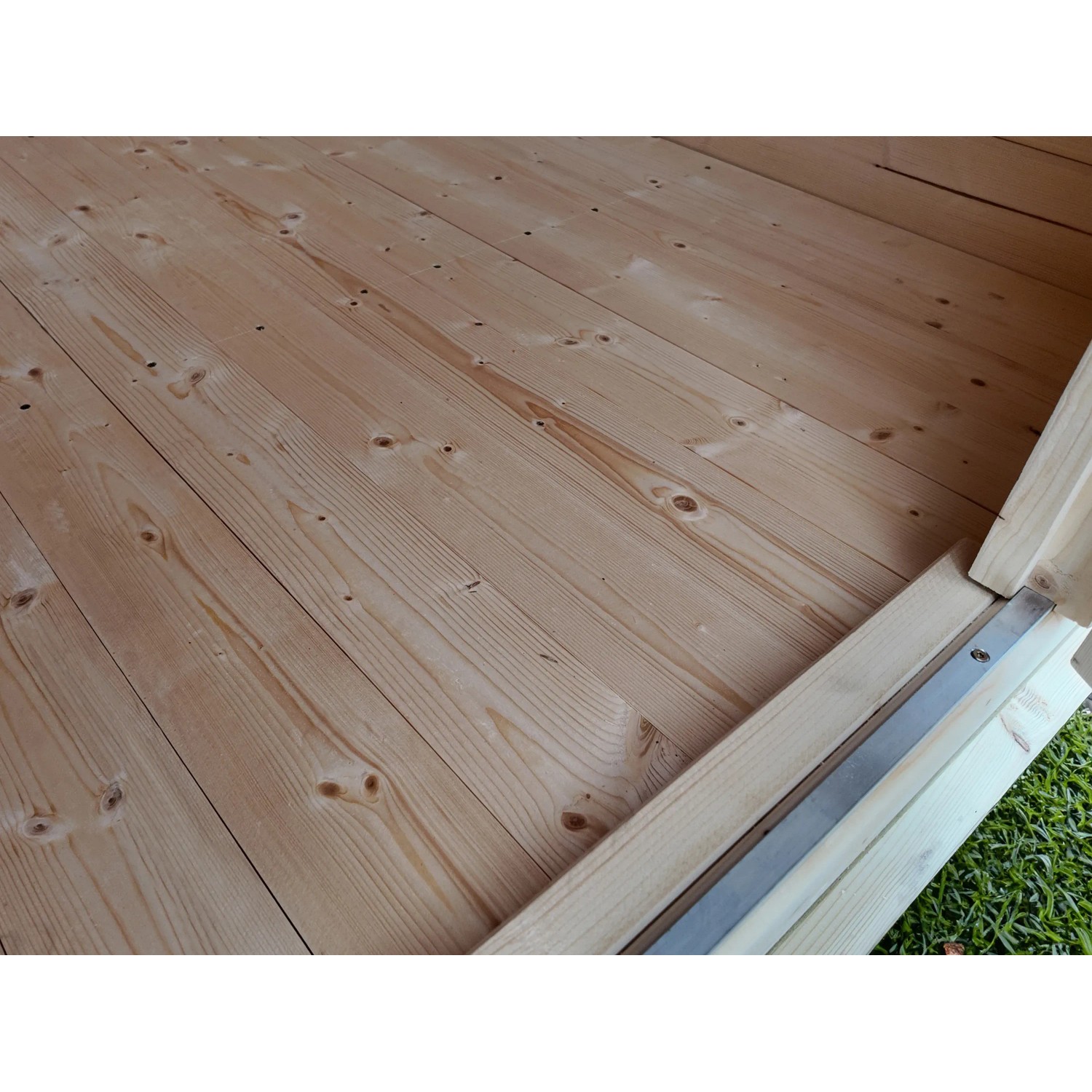 Detailaufnahme: Holzboden und Türrahmen des weka Gartenhaus 224 A.