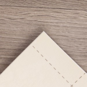 Grauer PVC-Bodenbelag in Dielenoptik, Meterware. Strapazierfähig und für Fußbodenheizung geeignet.