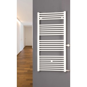 Weißer Ximax Badheizkörper Hektor (1616x600 mm, 904 Watt) an grauer Wand. Heizkörper für Bad.