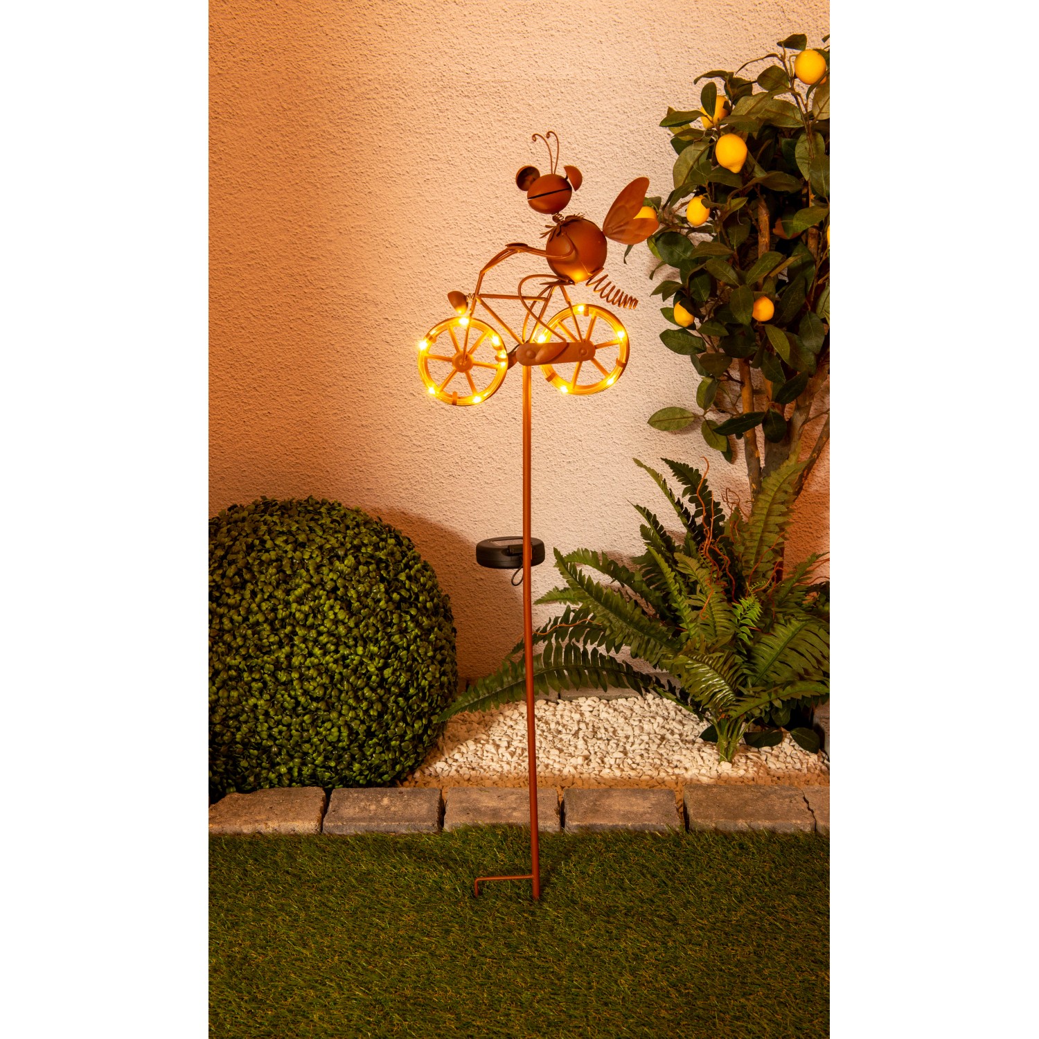 Brauner LED Solar Erdspieß mit Schmetterling auf Fahrrad, 88cm, für Garten und Außenbereich.