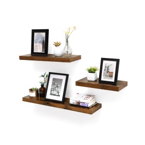 Drei braune Vasagle Wandboards mit Deko-Objekten an einer weißen Wand.