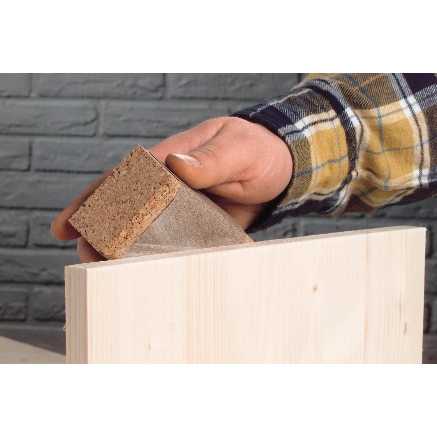 Hand schleift Holz mit LUX Hand-Schleifklotz Kork. Schleifmittel für feines Finishing.