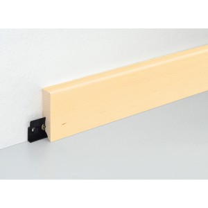 Helle Ahorn Sockelleiste (Fichte/Kiefer) mit Clip-System an Wand befestigt.