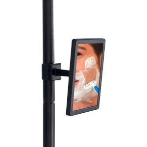 Detailaufnahme: Wenko Duschregal Premium Big Black mit Spiegel beim Rasieren.