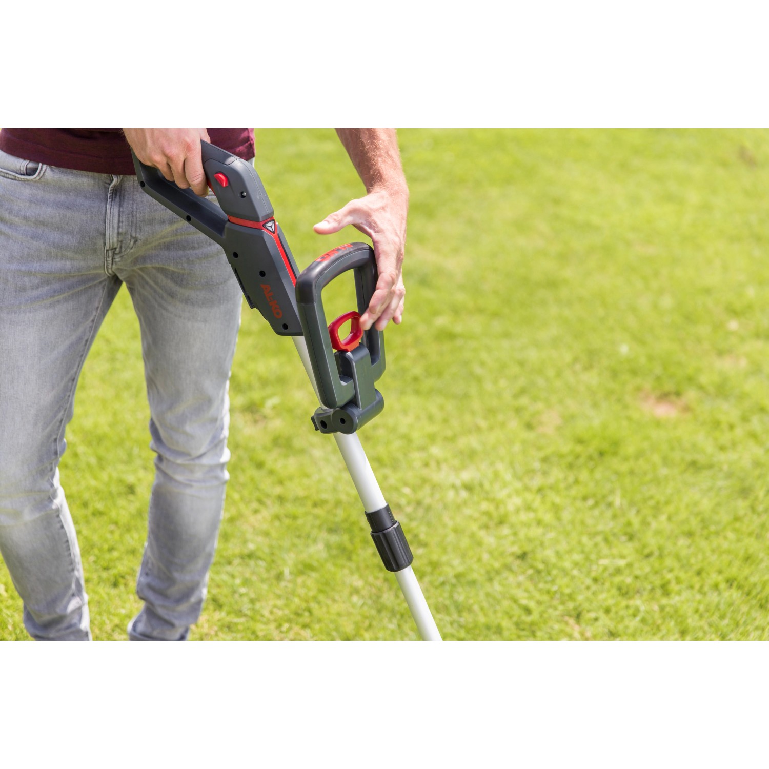 Al-Ko Akku-Rasentrimmer GT 1825 in Nutzung auf Rasenfläche, mit Akku, verstellbarem Griff und Teleskopstiel.