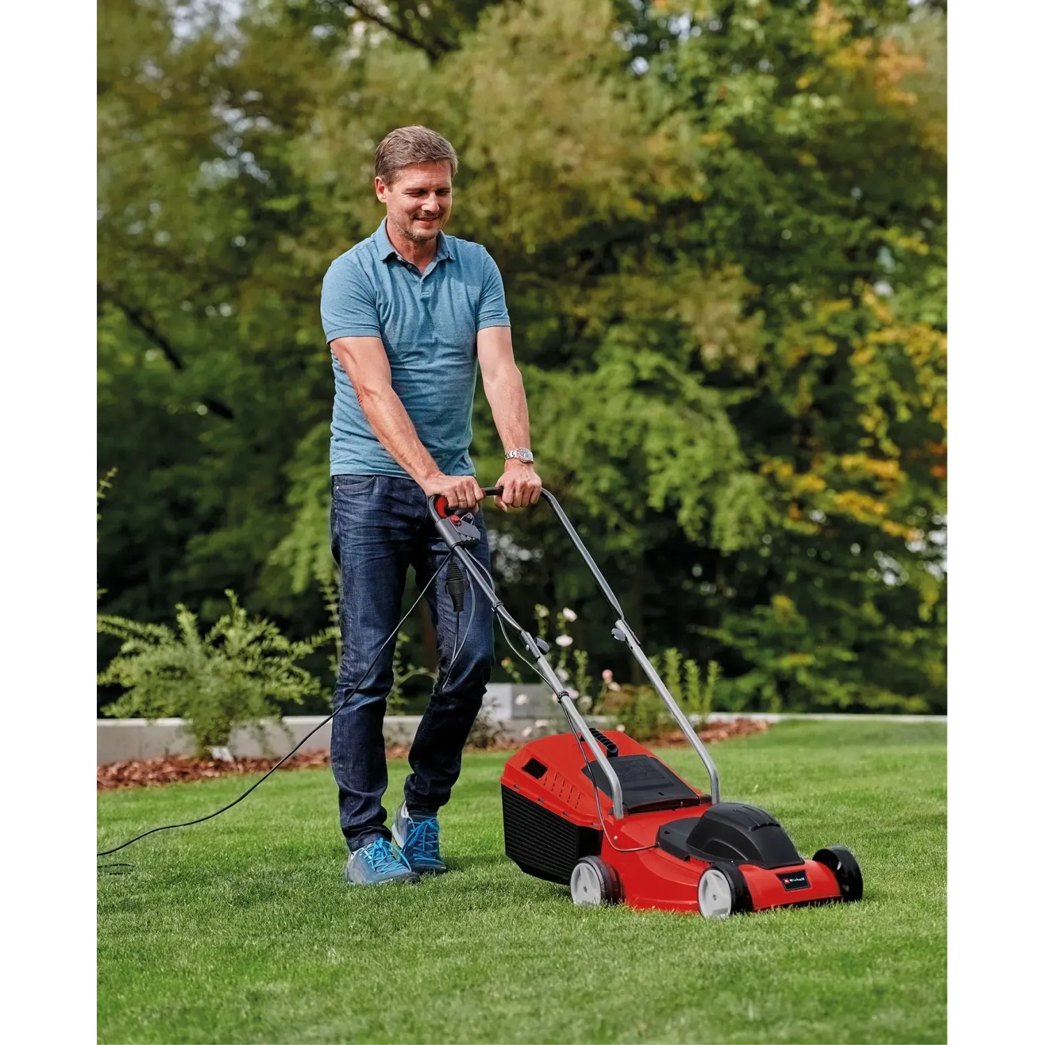 Einhell Elektro-Rasenmäher GC-EM 1032 im Einsatz: Roter Rasenmäher mit Bediener auf Rasenfläche.