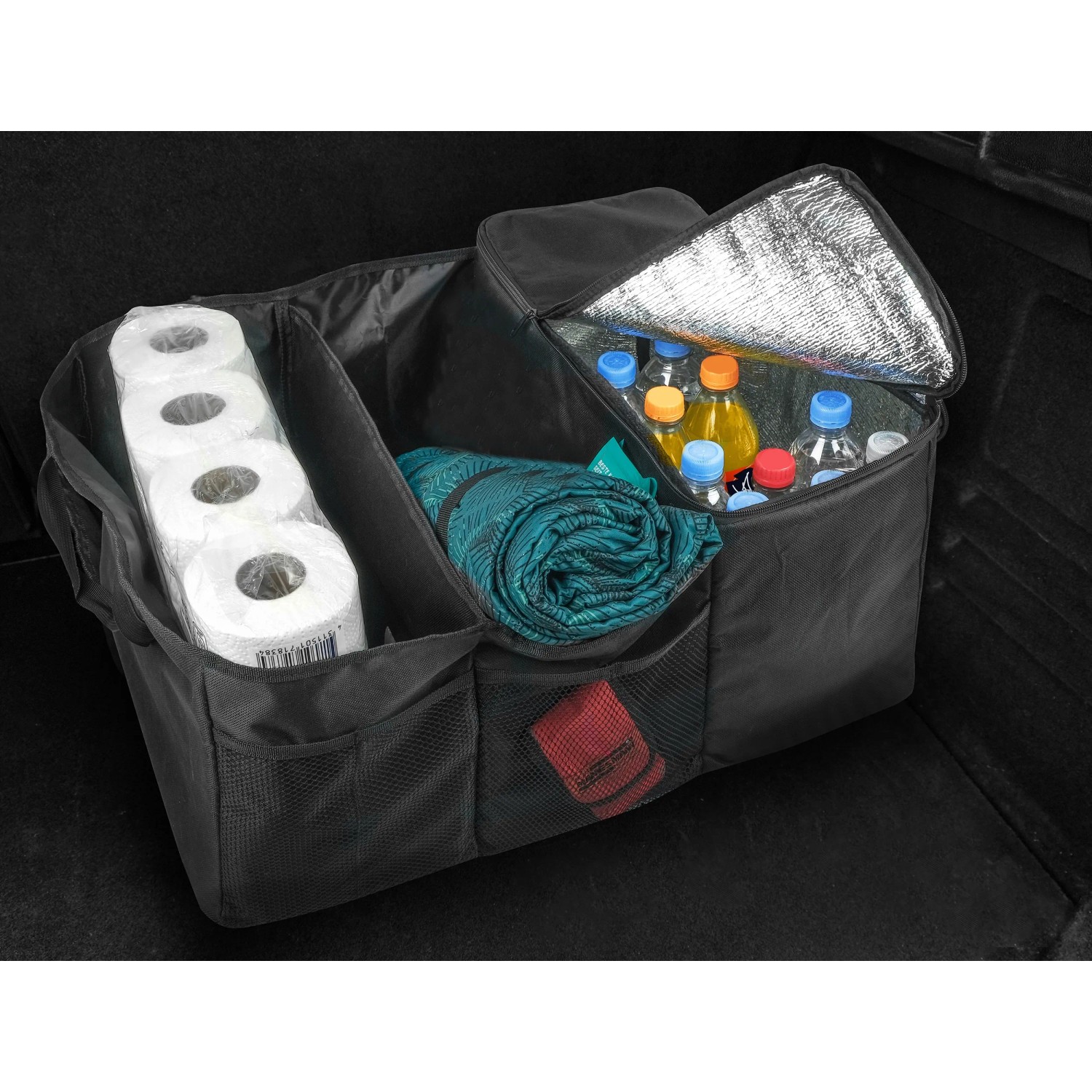 Schwarze, faltbare Apa Kofferraumtasche mit Kühlfach, gefüllt mit Lebensmitteln und Haushaltsartikeln.