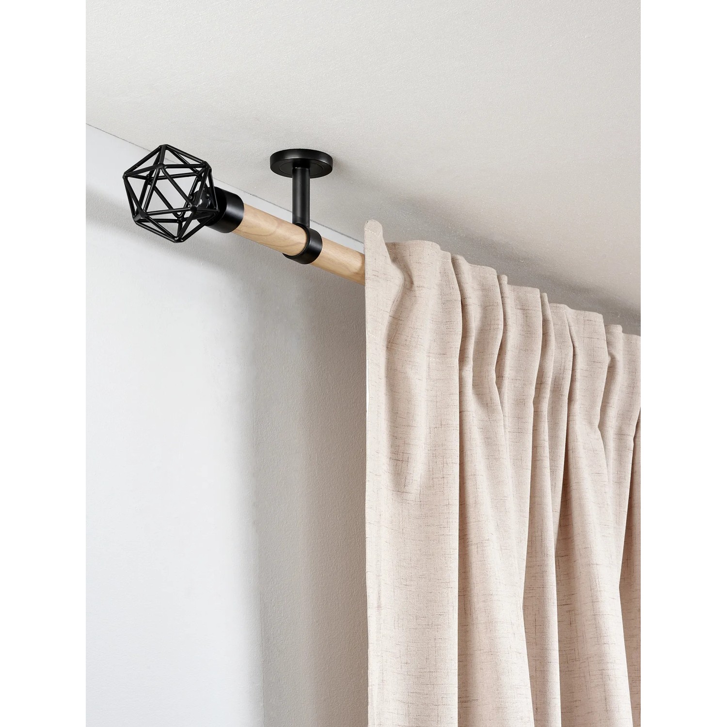 Gardinia Gardinenstange Denver, 240 cm, braun mit geometrischem Endstück und beigem Vorhang.