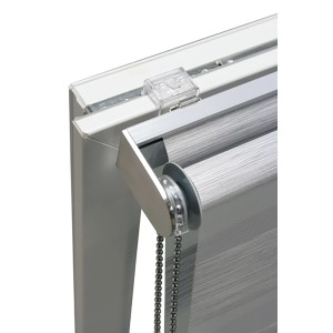 Detailaufnahme: Gardinia Doppelrollo de Luxe, 50x180 cm, Cappuccino, mit silbernen Metallkomponenten.