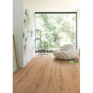 Verlegtes Parador Schlossdiele Modular One Eiche Helios Natur Vinylboden mit Rustikalstruktur im Wohnraum.