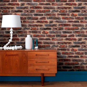 Superfresco Easy Vliestapete Industry Rouge Red mit Backsteinmuster an Wohnzimmerwand.