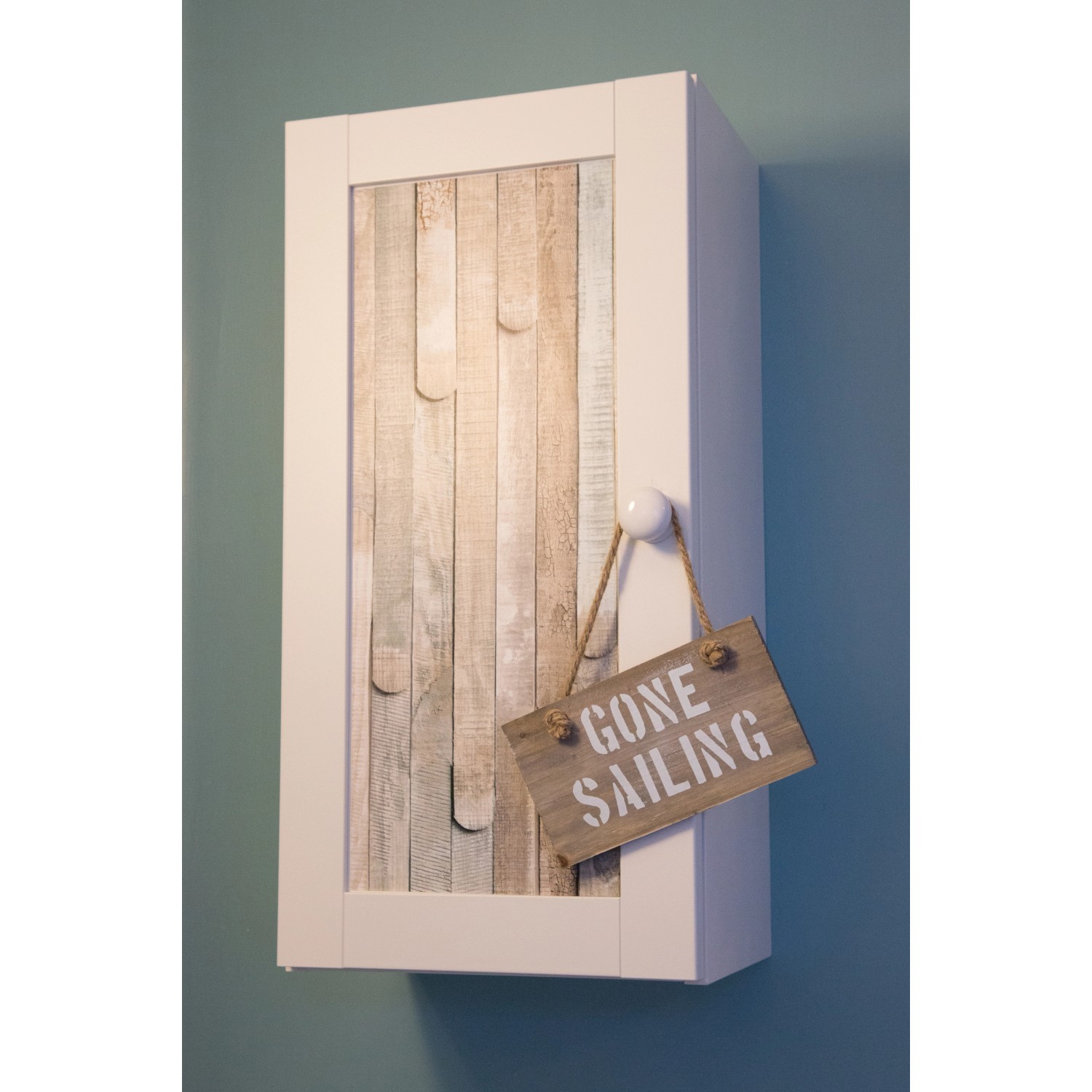 d-c-fix Klebefolie Rio Ocean auf weißem Schrank mit Deko-Schild. Selbstklebende Folie für Möbel.