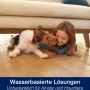 Mädchen mit Hund auf gereinigtem Parkettboden. Bona Parkettreiniger für saubere Böden.