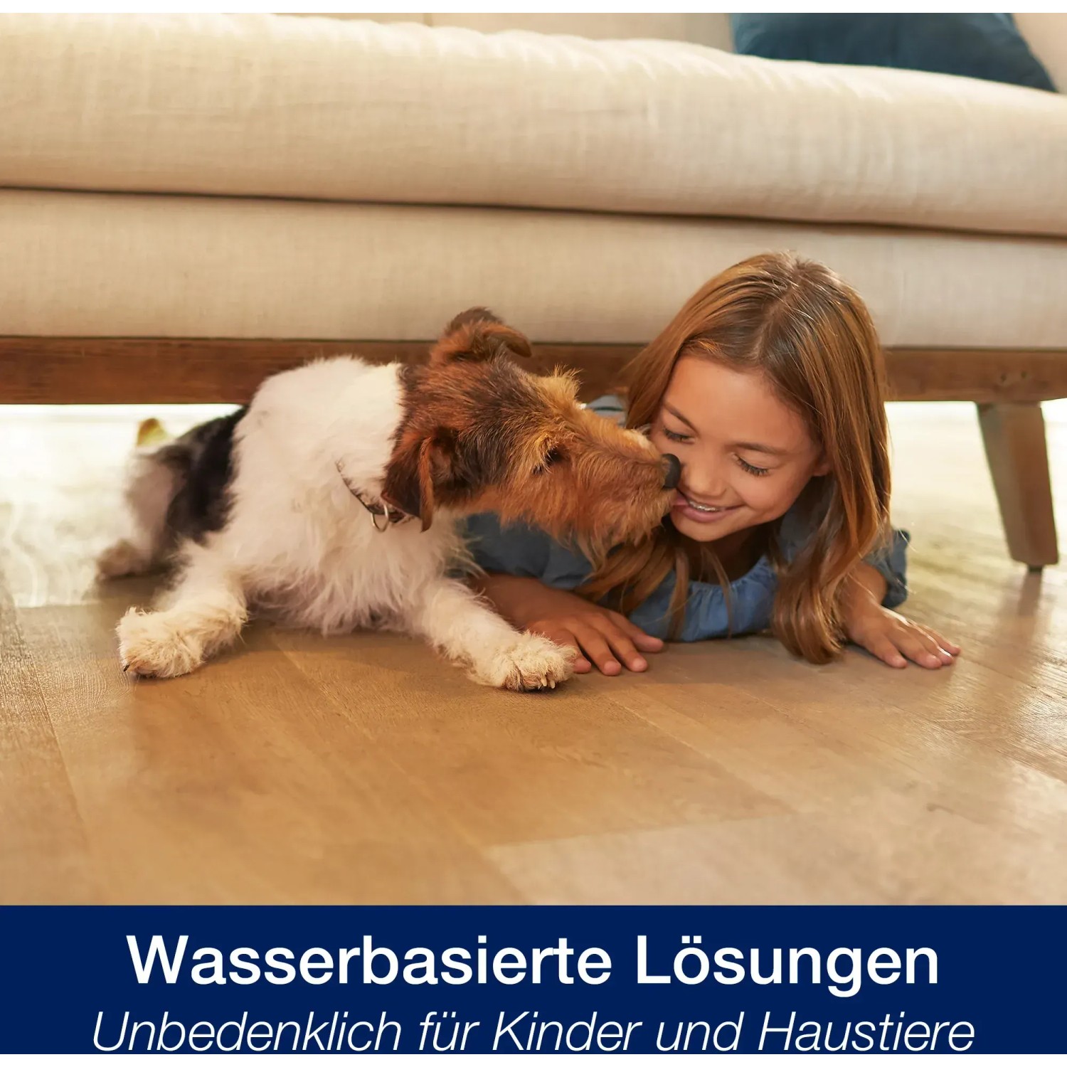 Mädchen mit Hund auf gereinigtem Parkettboden. Bona Parkettreiniger für saubere Böden.