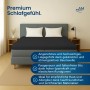 Dunkelgraues AM Premium Jersey Spannbettlaken aus Baumwolle auf einem Bett. Glatter, faltenfreier Sitz für hohen Schlafkomfort.