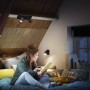 Philips Hue Runner LED-Spot, 2-flammig, schwarz, im Schlafzimmer unter Dachschräge.
