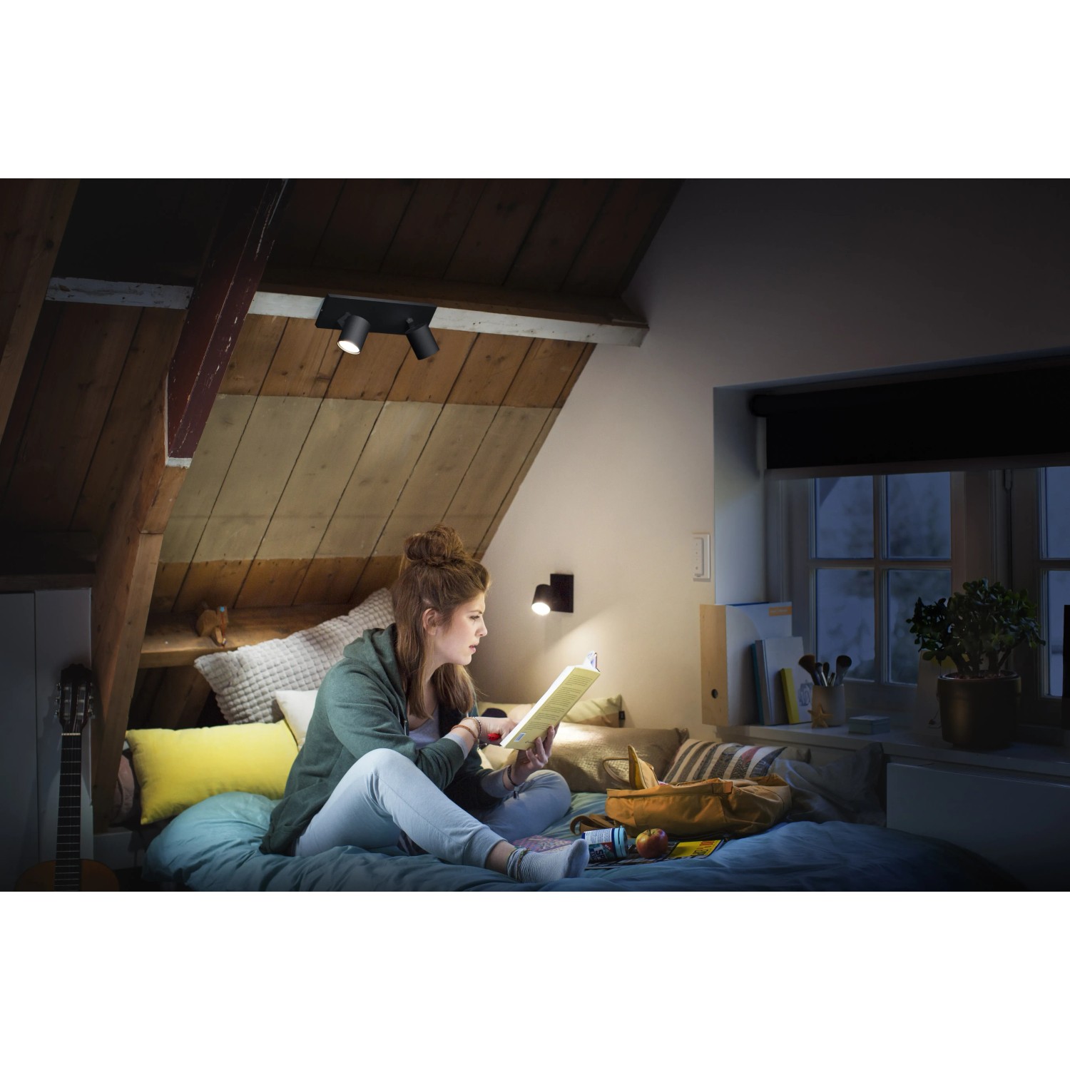 Philips Hue Runner LED-Spot, 2-flammig, schwarz, im Schlafzimmer unter Dachschräge.