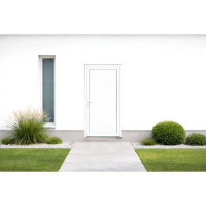 Weiße Panto Nebeneingangstür K500, 88x198 cm, DIN L, in weißer Hausfassade mit Garten.