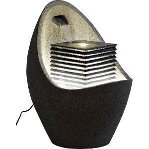 Großer, ei-förmiger Design-Gartenbrunnen mit LED-Beleuchtung und Wasserspiel.