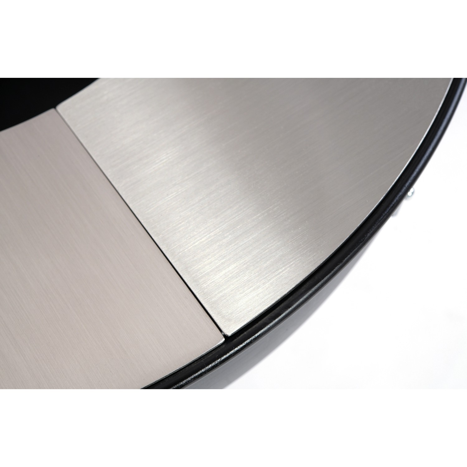 Detailaufnahme der Edelstahl-Grillplatte der Westmann Premium Grill Feuerstelle.