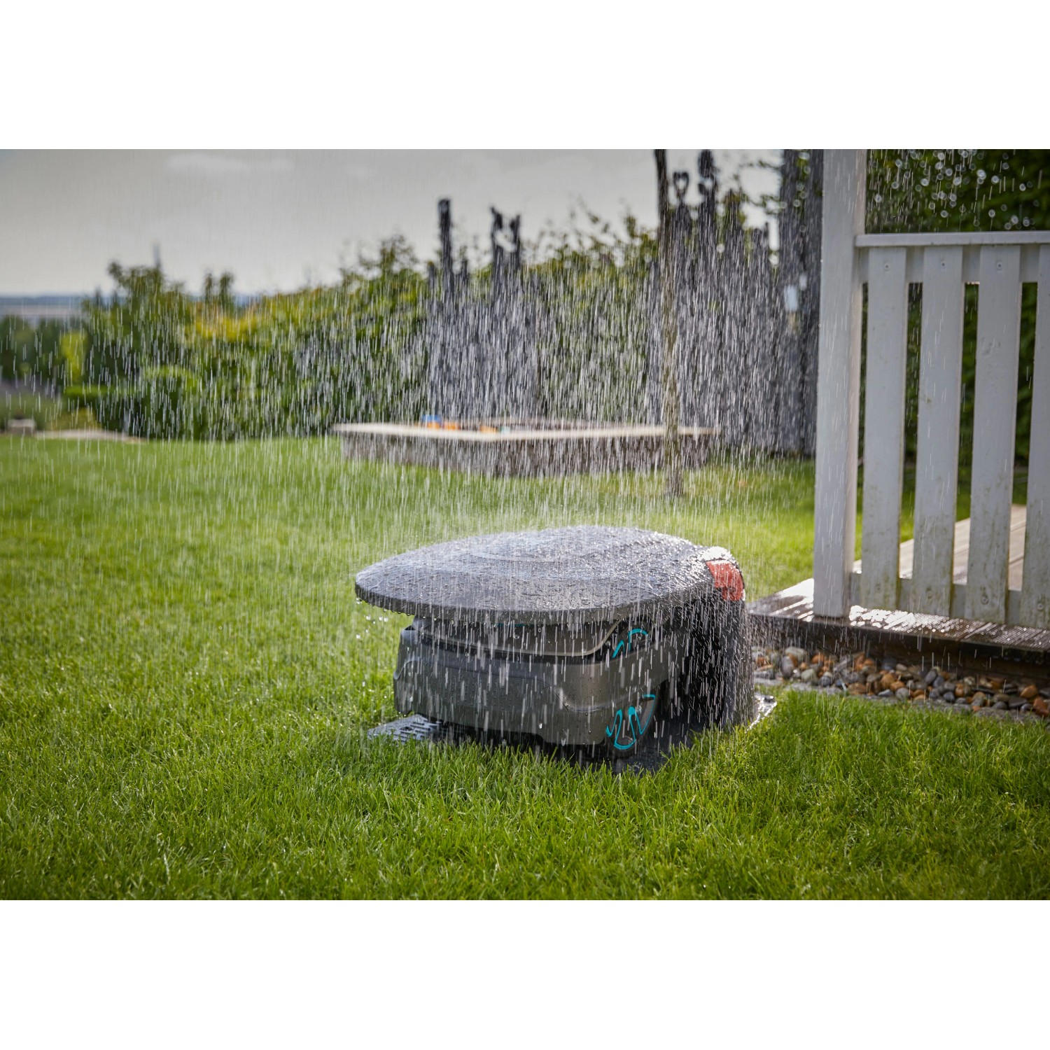 Gardena Garage für Mähroboter Sileno city/life im Regen, schützt vor Wettereinflüssen.