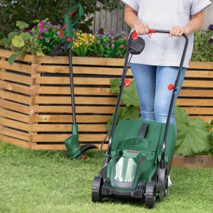 Bosch Akku-Rasenpflegeset mit Rasenmäher und Trimmer im Garten.