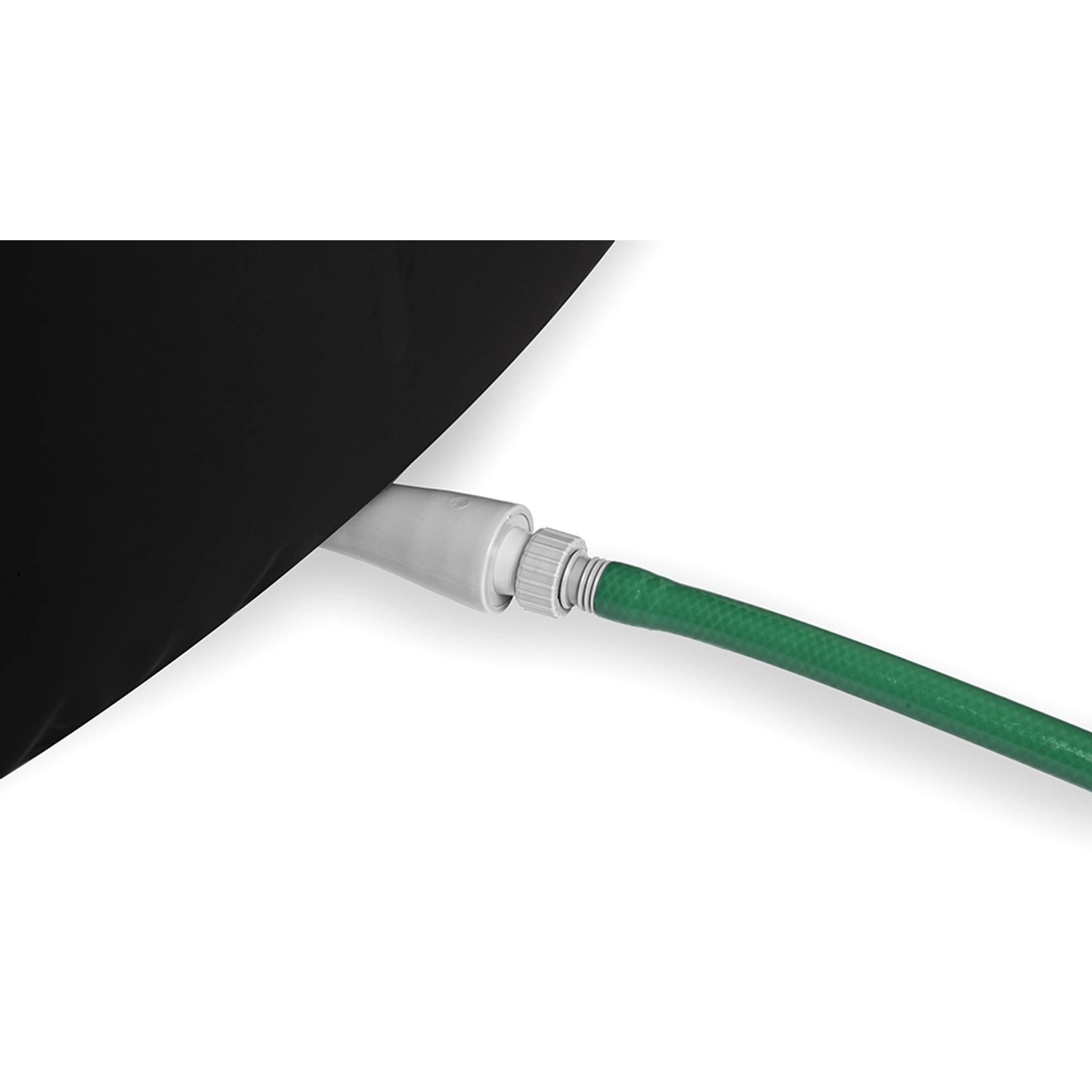 Detailaufnahme: Ablassvorrichtung am Bestway Lay-Z-Spa Miami AirJet Whirlpool mit angeschlossenem Gartenschlauch.