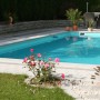 Rechteckiger Steinbach Styropor Pool (800x400x145cm) im Garten mit Pflanzen.