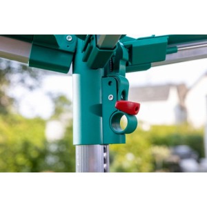 Leifheit Wäscheschirm Linomatic 500 Deluxe. Grüner Mittelteil mit rotem Hebel für Easy Lift System und Leineneinzug.