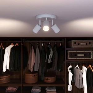 Weißer Philips LED-Spot Wyatt, rund, 3-flammig, schwenkbar, an weißer Decke, beleuchtet Kleiderschrank.
