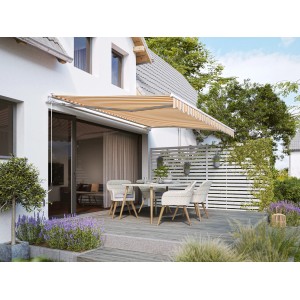 Gelenkarmmarkise Aventura, 4x2,5 m, gelb-weiß gestreift, montiert über einer Terrasse mit Sitzgruppe.