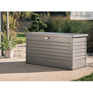 Quarzgraue Biohort FreizeitBox 200 aus Metall mit Rillenstruktur und Schloss auf Terrasse. Robuste Universalbox Garten.