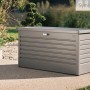 Quarzgraue Biohort FreizeitBox 200 aus Metall mit Rillenstruktur und Schloss auf Terrasse. Robuste Universalbox Garten.