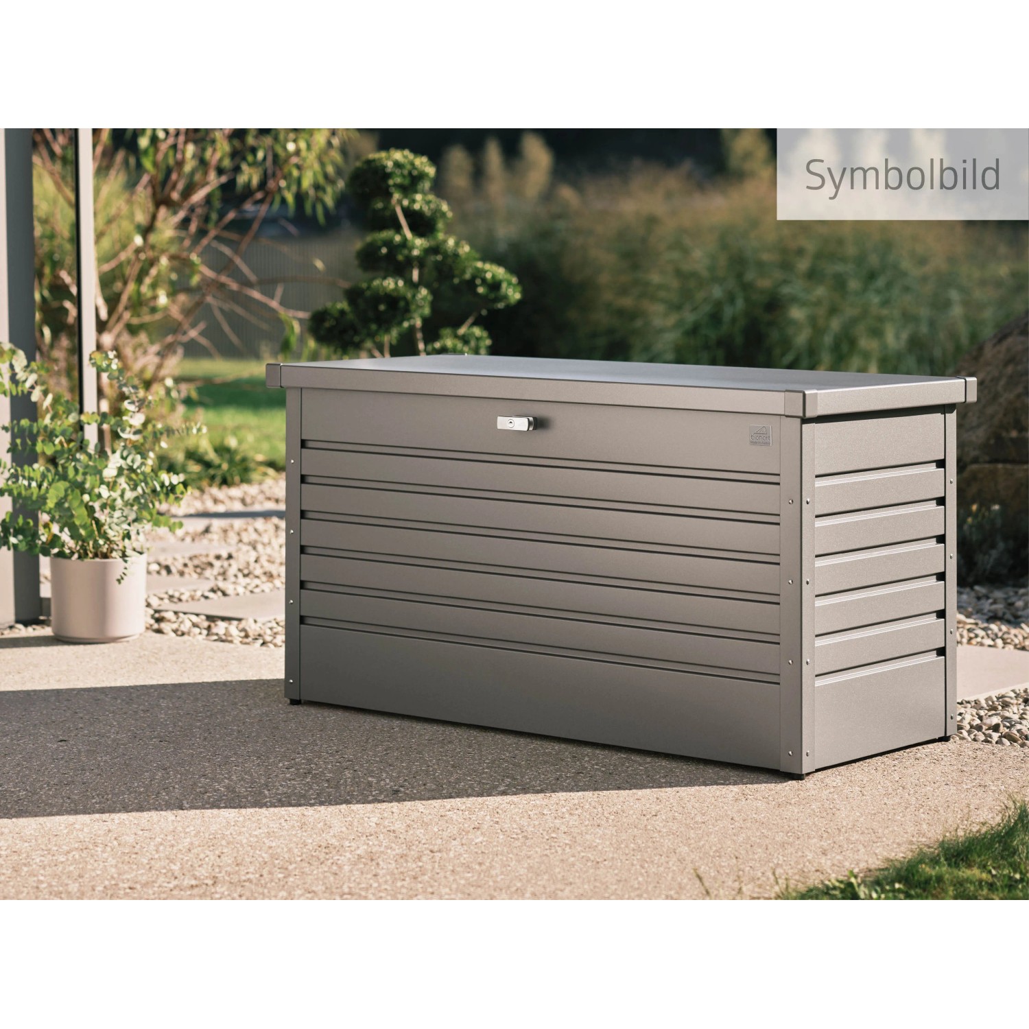Quarzgraue Biohort FreizeitBox 200 aus Metall mit Rillenstruktur und Schloss auf Terrasse. Robuste Universalbox Garten.