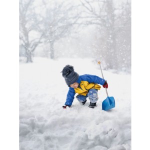 Kind mit Fiskars Kinder-Schaufel MyFirst im Schnee. Blaue Schaufel, orangefarbener Griff.